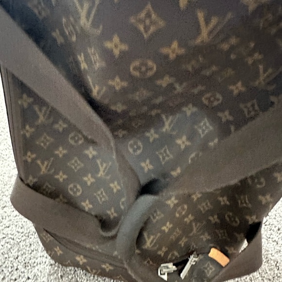Authentic Louis Vuitton Horizon soft duffle in great condition. - Picture 5 of 7